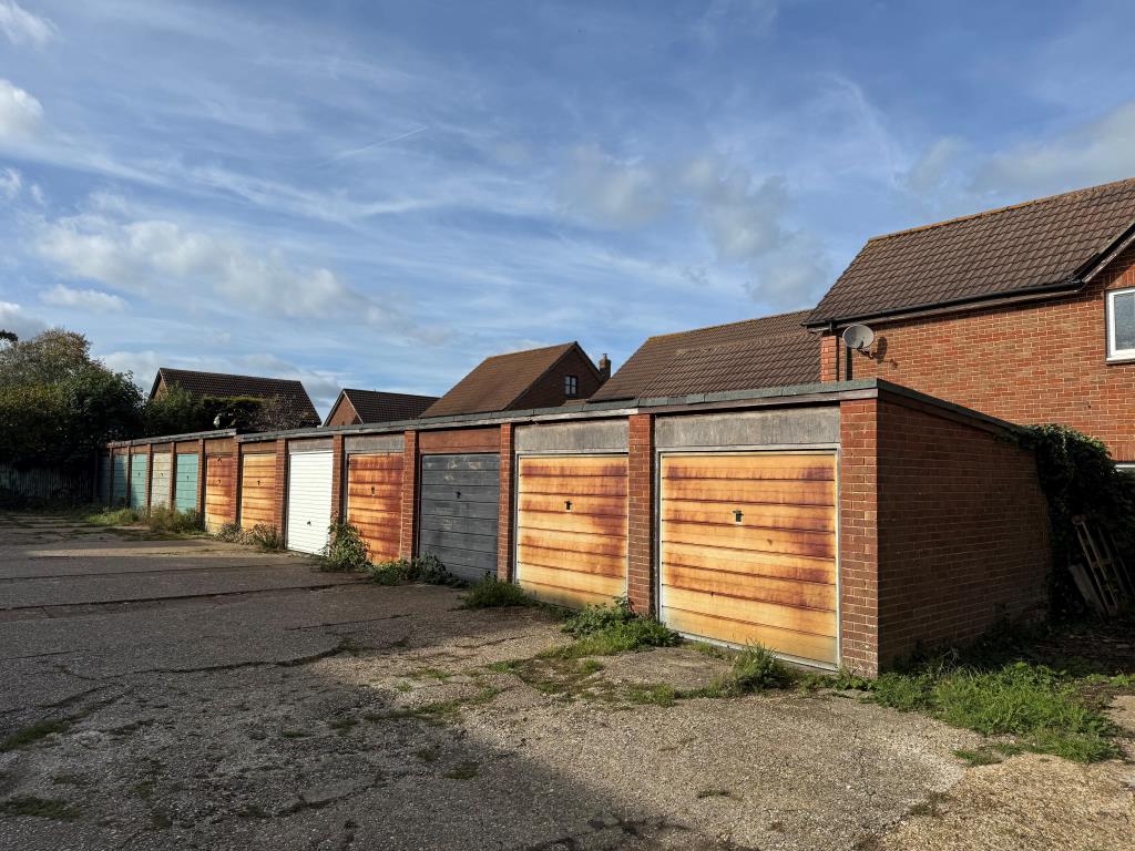 Lot: 111 - FREEHOLD BLOCK OF EIGHT FLATS AND FIVE LOCK-UP GARAGES FOR INVESTMENT - Garage Block to the Rear